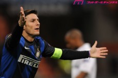 インテル生命線のアウトサイドは未だ不安定。マッツァーリ監督が渇望する長友の完全復帰