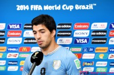 バルサ、スアレス獲得の背景。100億超えの移籍金捻出の理由と“噛み付き”によるさらなる波紋