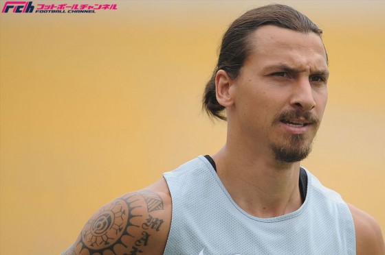 10ヵ月分の怒りを爆発させたイブラヒモビッチ。久々の代表公式戦で大暴れ！　肘打ち見舞う