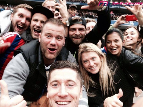 レヴァンドフスキのセルフィー・パフォーマンスが話題。ゴール後、スタンドの妻と