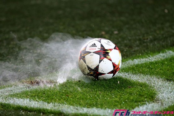 大荒れのガラタサライサポーター、花火や爆竹の投げ入れだけでは無かった！　クルドの旗、座席の破壊、街中でも暴動