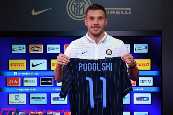 入団会見に臨んだポドルスキ「憧れのロナウドのようにプレーしたい」