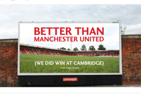 4部チェルトナムのファン、大看板でマンUを嘲笑「俺たちのほうがマシ」