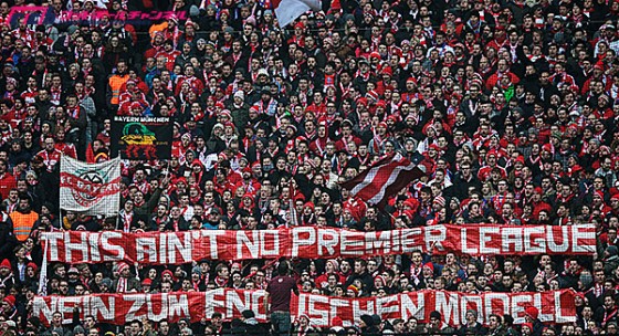 バイエルンサポーターが金満化するプレミアリーグの経営体質を批判