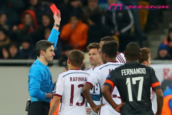 X・アロンソ、記念すべきCL100試合目はまさかの退場