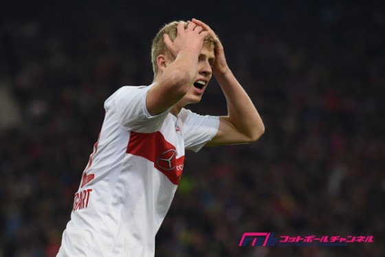 酒井高徳所属のシュトゥットガルト、サポーターが18歳DFを慰める