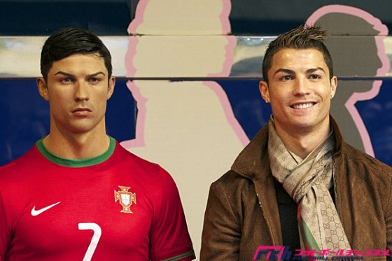 スーパースターの身だしなみ? ロナウドがろう人形にもヘアスタイリストを派遣