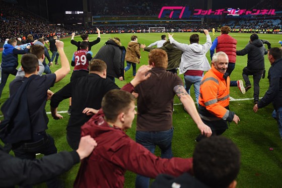 アストン・ビラ対WBA戦でピッチに観客が乱入。選手がファンから噛み付かれる?