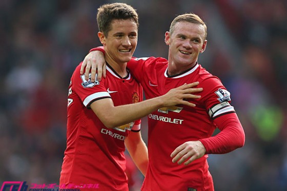 試合前にスペイン語でチームメートを鼓舞するルーニー。エレーラは「大学の講義みたい」