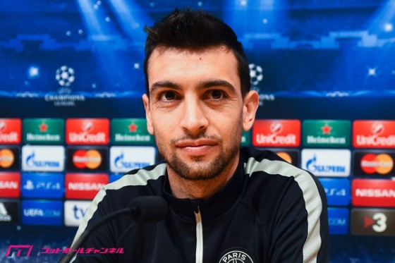 完敗の相手を称えるPSGのMFパストーレ。「バルサは優勝候補」