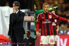 地に堕ちた名門。ファンに見捨てられたミラン、指揮官は解任へ。低調な“10番”本田は無言貫く