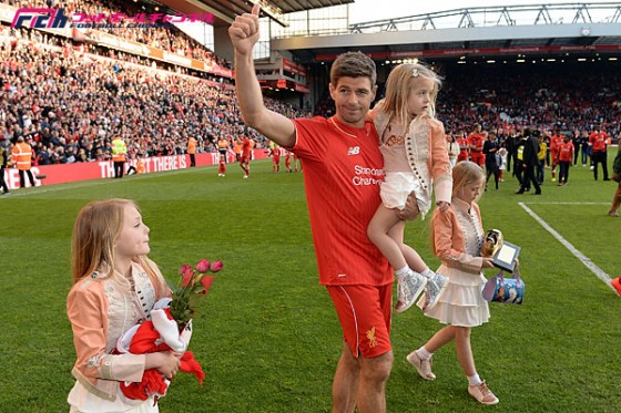 アンフィールドでのラストゲームを終えたジェラード。ビッグネームも偉大なキャプテンを称賛