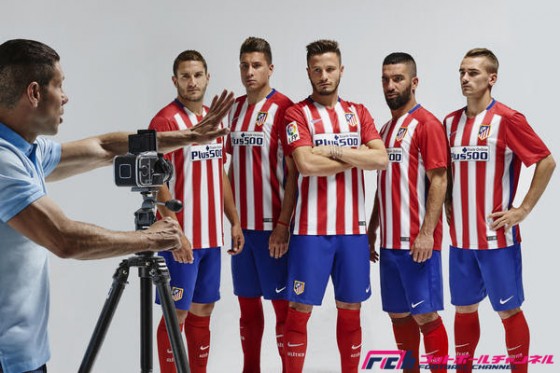 アトレティコ、二冠達成から20周年を記念した新ユニフォームを発表。撮影はシメオネ監督が監修
