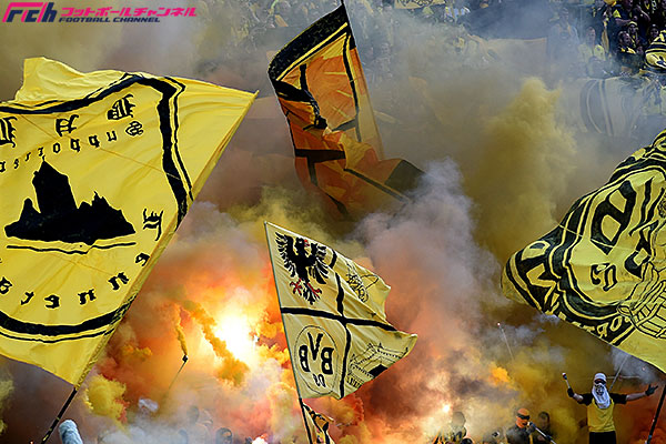 ドルトムント、応援フラッグ持ち込み禁止に。ファンがスタンドで花火