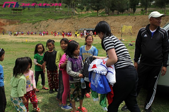 【写真で見る】Jリーグがブータンの子供たちにユニフォームを寄付