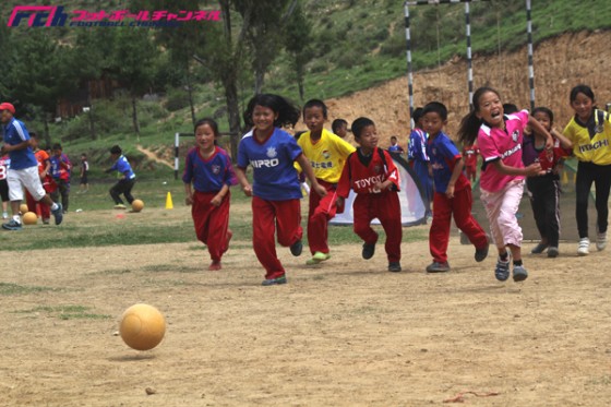 【写真で見る】Jリーグがブータンの子供たちにユニフォームを寄付