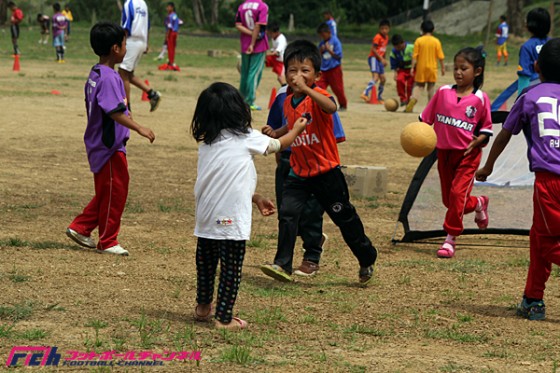 【写真で見る】Jリーグがブータンの子供たちにユニフォームを寄付