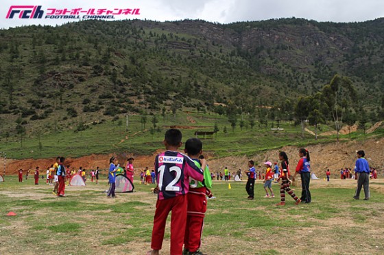 【写真で見る】Jリーグがブータンの子供たちにユニフォームを寄付
