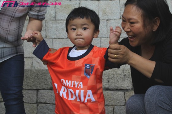 【写真で見る】Jリーグがブータンの子供たちにユニフォームを寄付