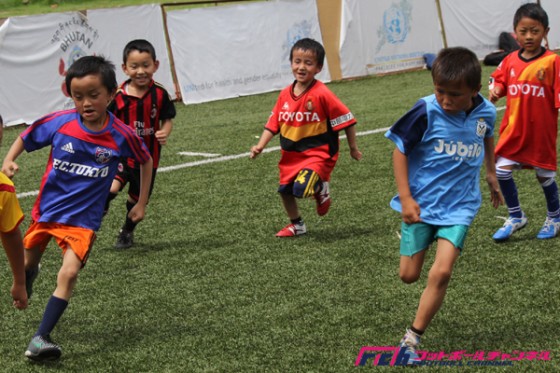 【写真で見る】Jリーグがブータンの子供たちにユニフォームを寄付