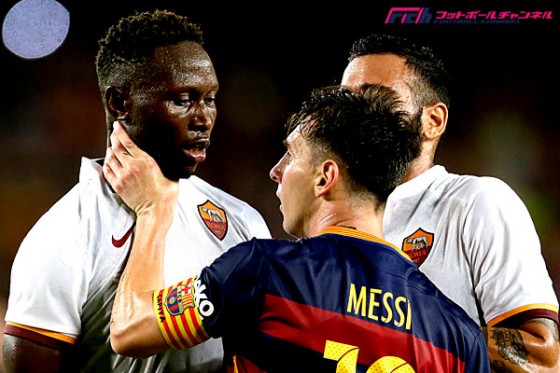 メッシ、ローマ戦で相手DFに頭突きと首絞め