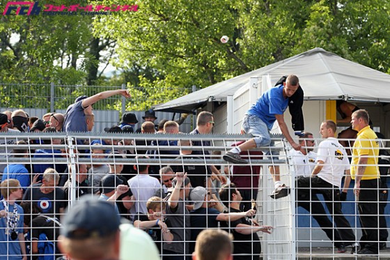 酒井高のHSV、4部に敗れてサポーターが暴動。ヘルタではチームバス銃撃も