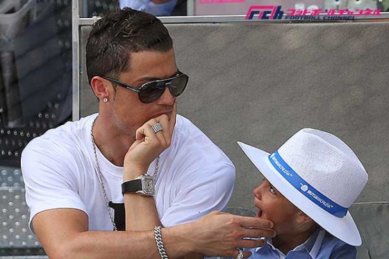 C・ロナウド、トランスフォーマーの仮面被り息子と撮影。微笑ましいと話題に