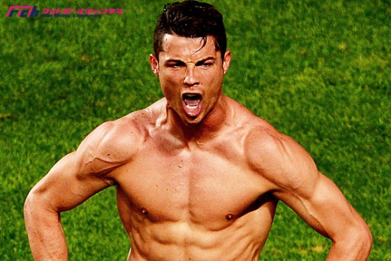 C・ロナウド、息子と一緒にゴールパフォーマンス。美しい筋肉を見せつける