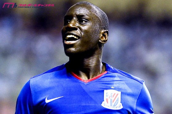 元チェルシーFWデンバ・バ、中国リーグで相手に「カンフーキック」!