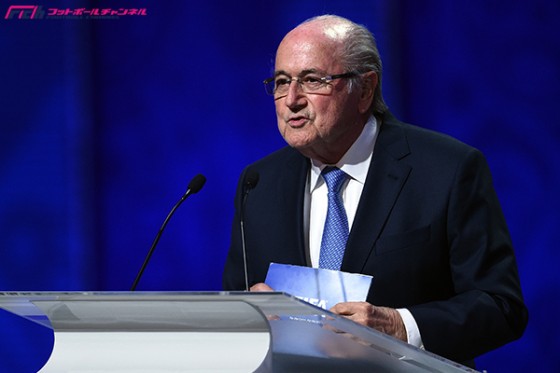 ブラッター会長、故郷のチャリティイベントで雌牛を贈られる