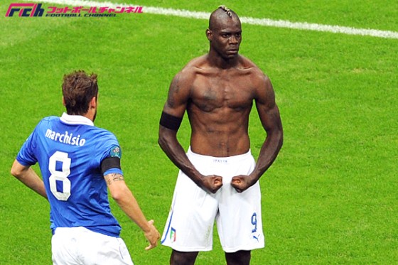 自宅で花火、味方のPK強奪にいじめの和解まで…。悪童バロテッリが起こした10の“珍行動”