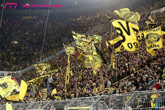 ドイツのサッカーファンは難民に友好的。「Refugees Welcome」横断幕で熱烈歓迎