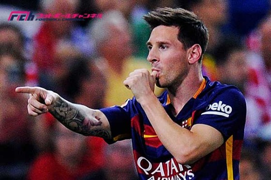 イタリア到着のバルセロナ、警察官がメッシ背景に記念撮影。上司に大目玉を食らう