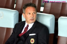 蚊帳の外にいた本田、パスミスに危険なボールロスト…“修正”で切られた10番