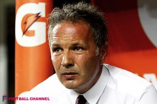 本田、ジェノア戦は先発落ちへ。揺らぐ指揮官からの信頼、トップ下の座はライバルのもとに