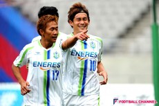 曹監督が流した涙。悲願のJ1残留を遂げたベルマーレ、2年間の軌跡と「湘南スタイル」への葛藤