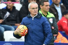 岡崎のジレンマ。起用で献身的、“守備的FW”として評価も――。日本屈指のストライカーが感じるもどかしさ