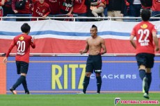 プレーで、声で、背中で牽引する小笠原満男。鹿島に17冠目もたらした主将、尽きることない勝利への欲