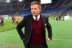 本田、20歳の若手にもポジション奪われ…指揮官の信頼は得られず。“幸せ者”はインサイドMFへ