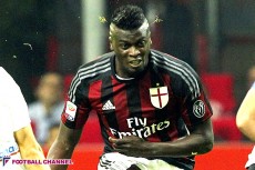 本田、20歳の若手にもポジション奪われ…指揮官の信頼は得られず。“幸せ者”はインサイドMFへ