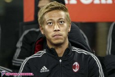 本田への冷遇はクラブ批判の影響か？見習うべきは長友の姿勢、今こそ“チーム貢献”を