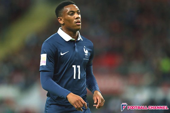 マンU、大ブレイク中の“超新星”が代表戦で負傷。松葉杖をつく姿も…