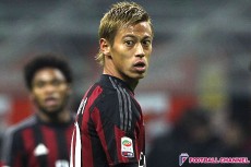本田はチェルチの次、明確になった序列。現地ファンは「ヘタ」と嘲笑も