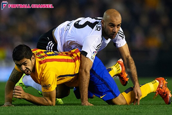 バレンシアDF、スアレスの"踏みつけ"をSNSで告発。本人は謝罪済みと主張