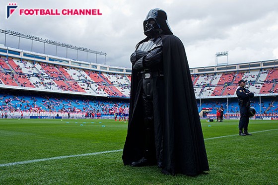 ダースベーダー来襲!?　スタジアムに現れたスターウォーズのキャラクターたち