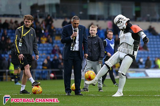 ダースベーダー来襲!?　スタジアムに現れたスターウォーズのキャラクターたち