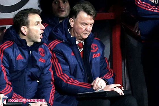 V・ハール、解任迫り“指揮放棄”？　ギグス氏が懸命に指示を飛ばす姿が話題に