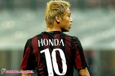 本田は指揮官の信頼を獲得したか? 新加入の“元10番”との先発争いの行方を分析する