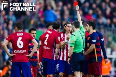 アトレティコのフィリペ・ルイスはメッシへの危険なタックルで一発退場に