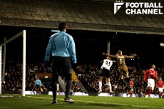 UEFAの大会などで導入されている追加副審。現在は立ち位置が写真とゴールを挟んで逆になっている